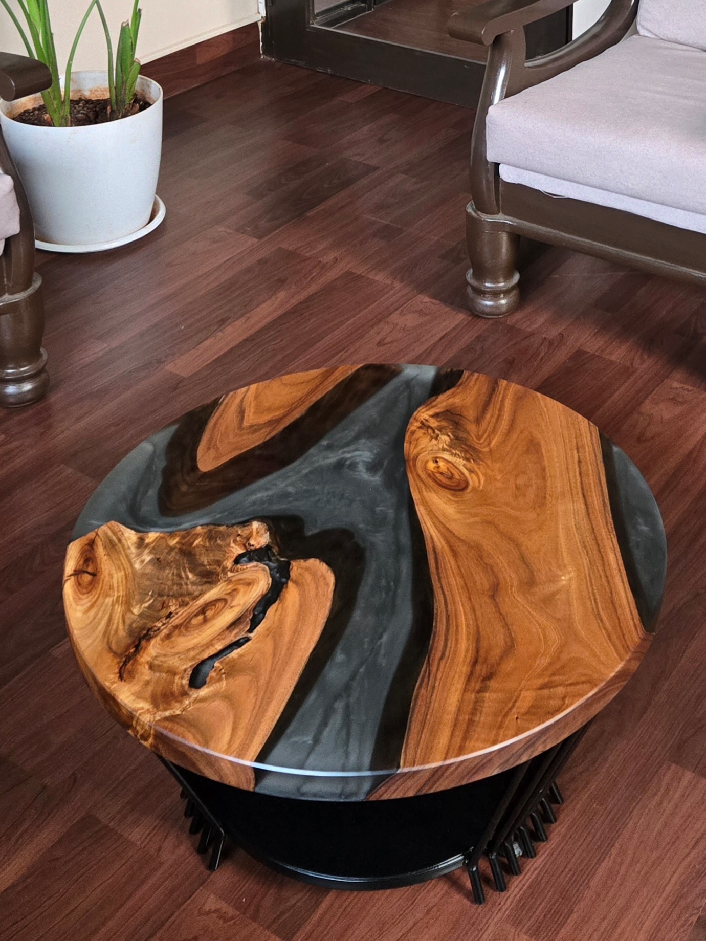 Round acacia river table with metallic gray resin
