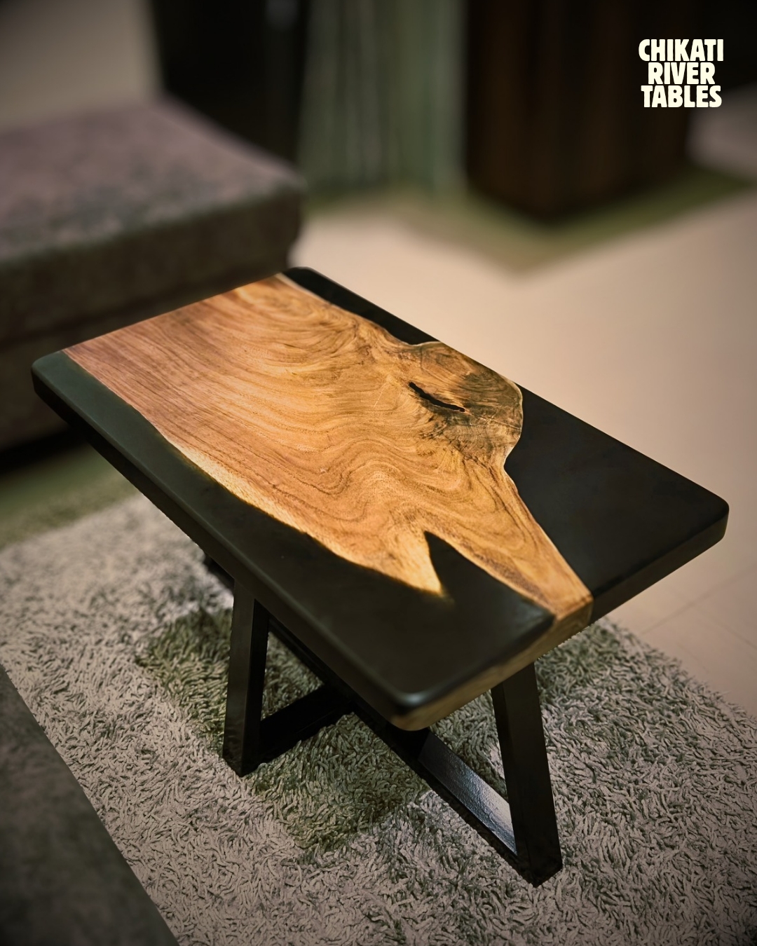 Rectangular acacia table with matt black resin along both edges